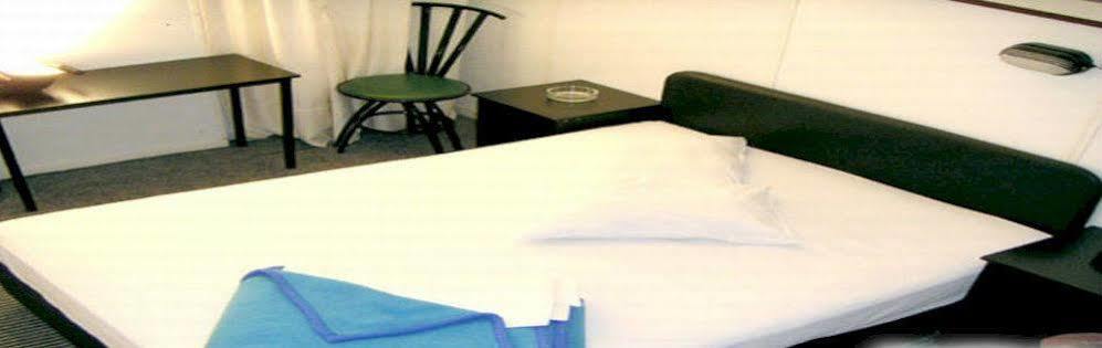 Zorbas Hostel Athens Exterior photo